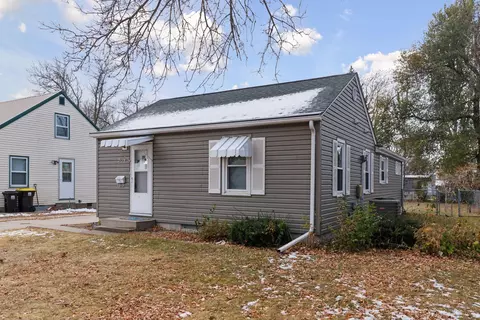 708 Redding Ave, Windom, MN 56101 photo 2