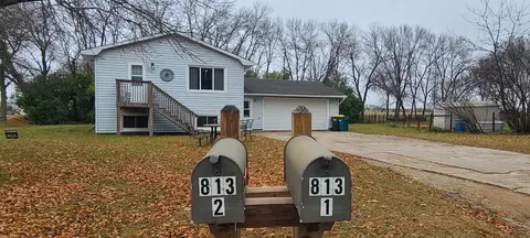 813 Pleasant View Dr SE, Willmar, MN 56201
