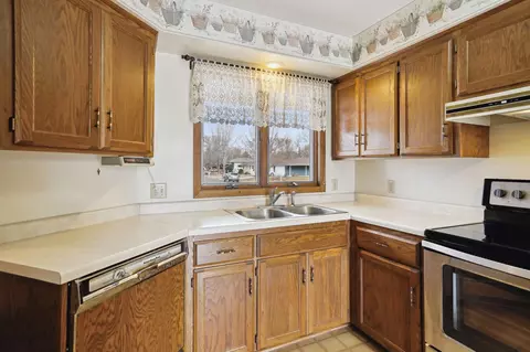 728 Colonial Cir, Faribault, MN 55021 photo 6