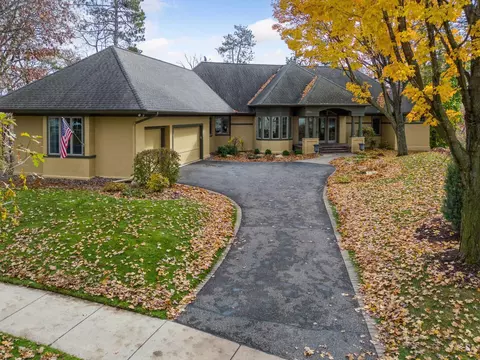 3383 Pioneer Pl, Stillwater, MN 55082