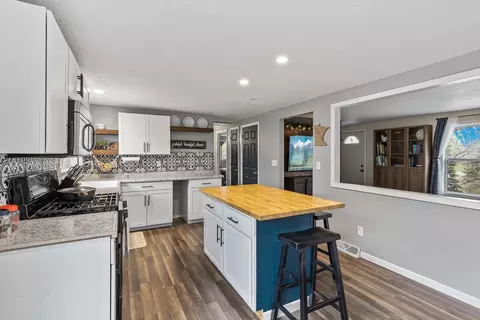 30015 Norelius Dr, Lindstrom, MN 55045