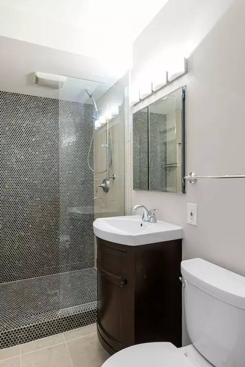 Bath - 508 Chapel Ct, Eagan, MN 55121 photo 7 of 10