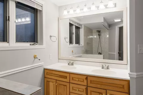 Bath - 508 Chapel Ct, Eagan, MN 55121 photo 3 of 10