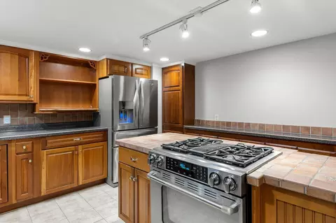 Kitchen - 508 Chapel Ct, Eagan, MN 55121 photo 2 of 4