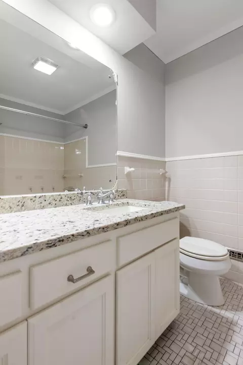 Bath - 508 Chapel Ct, Eagan, MN 55121 photo 9 of 10