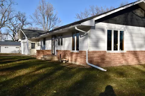 648 Poplar St, Ocheyedan, IA 51354 photo 2