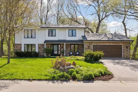 2700 Xanthus Ln N, Plymouth, MN 55447