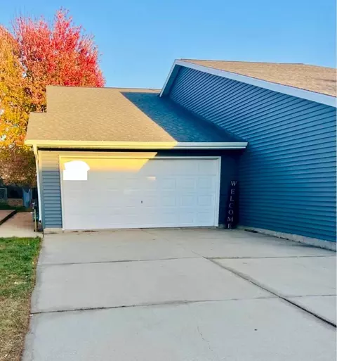 711 1st St NW, Plainview, MN 55964