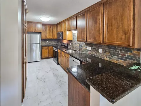 1823 W 140th St, Burnsville, MN 55337