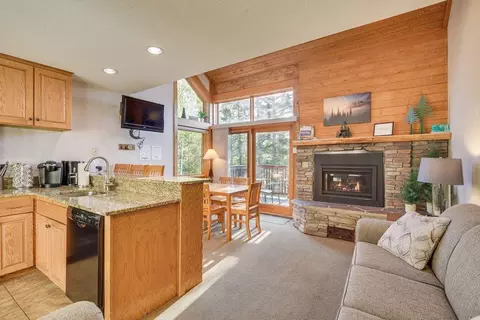 528 Moose Mountain Dr, Tofte, MN 55615