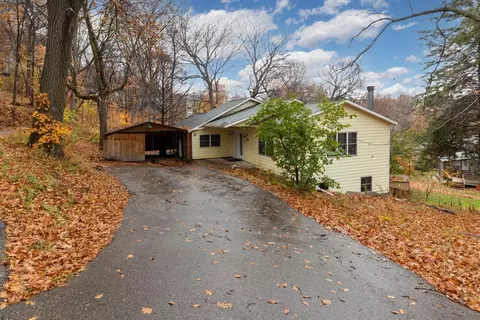 6689 Pawnee Dr, Chanhassen, MN 55317