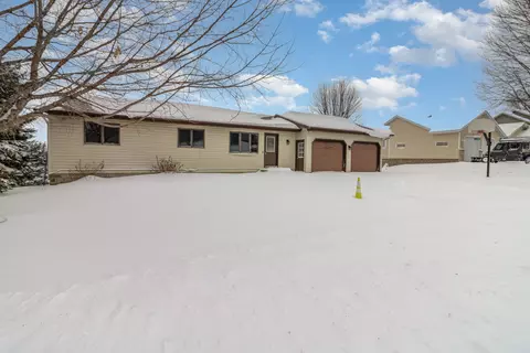 545 N State Ave, Le Center, MN 56057