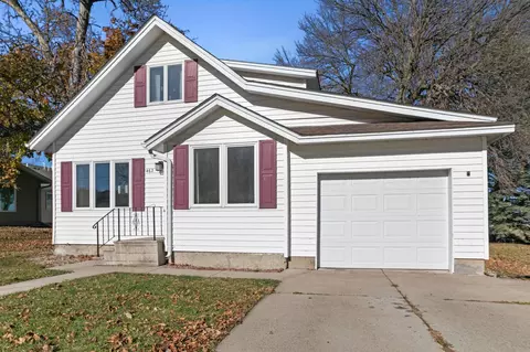462 E Washington St, Le Center, MN 56057