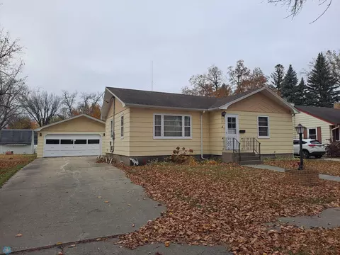 1611 6th St S, Moorhead, MN 56560