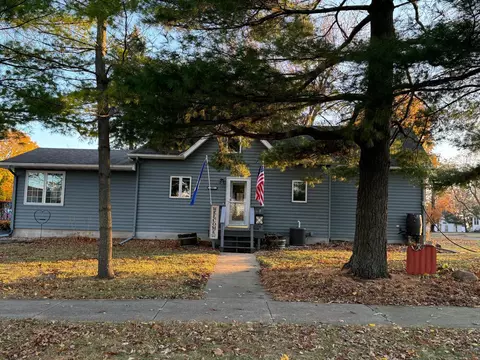 290 SW 7th St SW, Wells, MN 56097