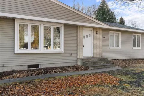 710 Valley View Dr, River Falls, WI 54022