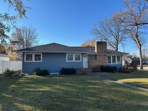 704 9th St S, Olivia, MN 56277