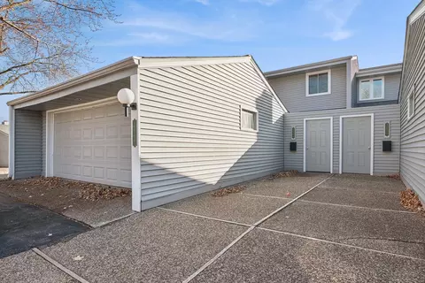 2668 Mackubin St, Roseville, MN 55113