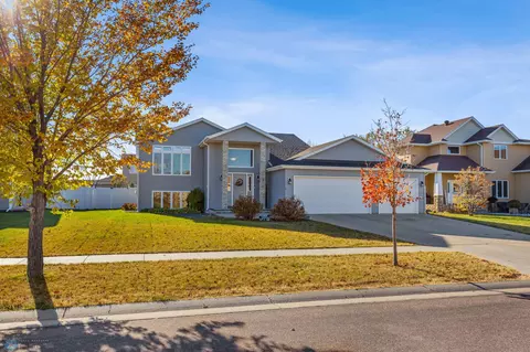 5514 Farmstead Ct S, Fargo, ND 58104