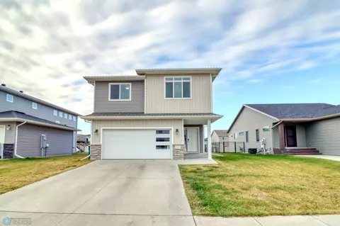929 Albert Dr W, West Fargo, ND 58078