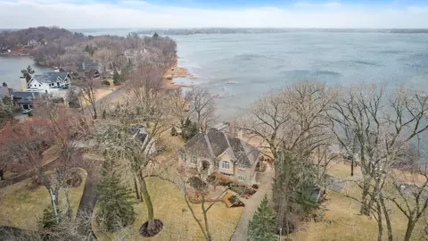 10 Peninsula Rd, Dellwood, MN 55110