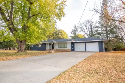 2018 Roe Crest Dr, North Mankato, MN 56003