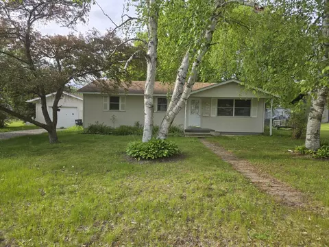 514 W Pierce Ave, Elmwood, WI 54740