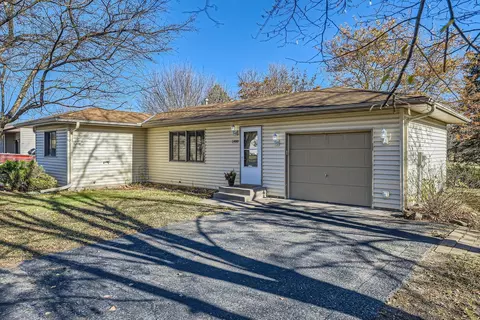1400 Carriage Hills Dr S, Cambridge, MN 55008