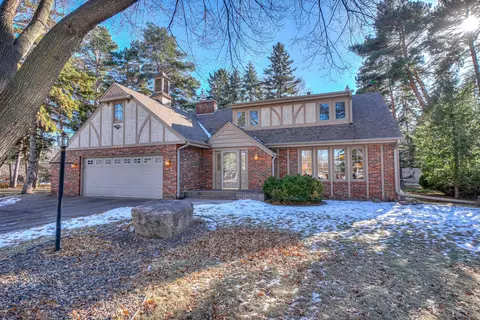 1976 Evergreen Ct N, Roseville, MN 55113