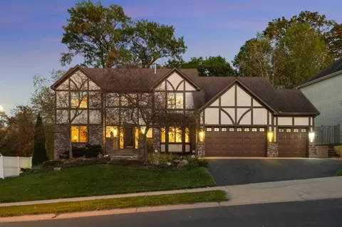 510 Hawthorne Woods Dr, Eagan, MN 55123