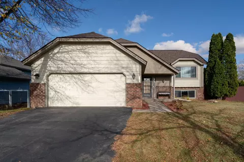 1639 Helena Rd N, Oakdale, MN 55128