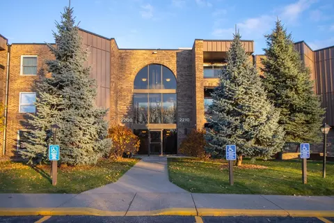 2210 Midland Grove Rd #108, Roseville, MN 55113