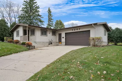1207 Woodridge Pl, Owatonna, MN 55060