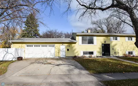 1216 24th Ave S, Moorhead, MN 56560