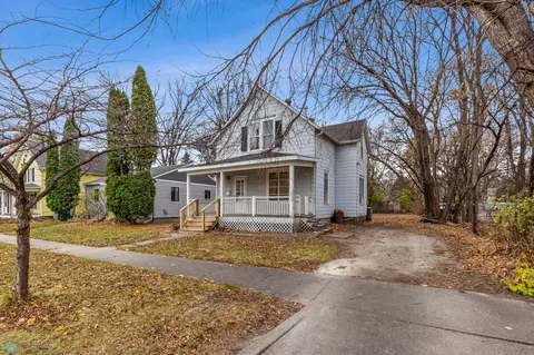 711 10th St S, Moorhead, MN 56560