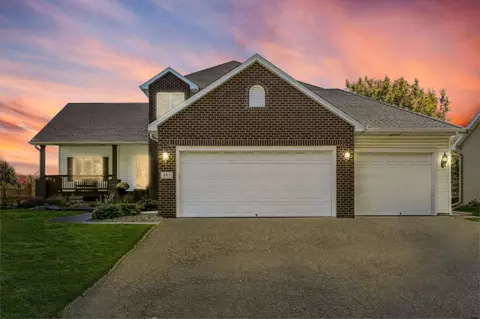 805 Henslow Ave N, Oakdale, MN 55128