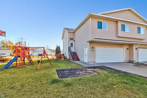 1531 Suntree Dr, West Fargo, ND 58078