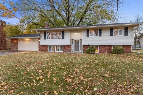 2000 Tamarack Ln, Burnsville, MN 55337
