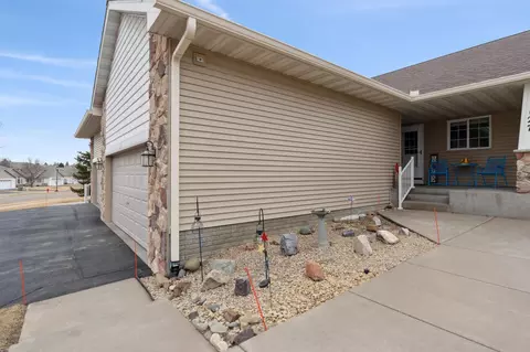 127 Stratford Way, Hudson, WI 54016