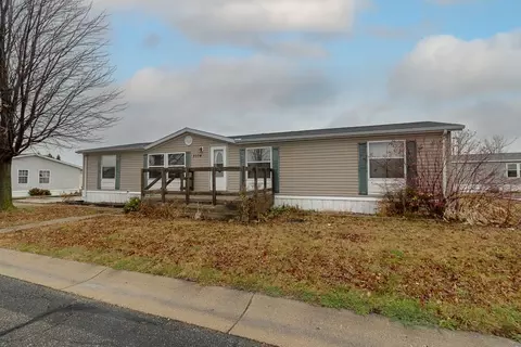 2034 Lancelot Ln, North Mankato, MN 56003