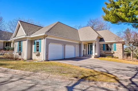1 Knoll Rd, North Oaks, MN 55127