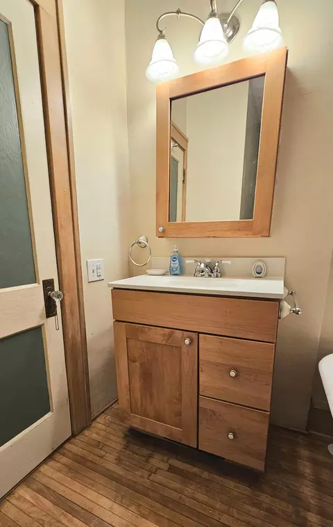 Bath - 1663 Ross Ave, Saint Paul, MN 55106 photo 2 of 4