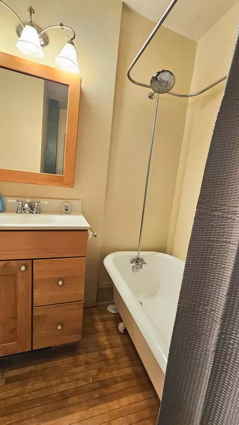 Bath - 1663 Ross Ave, Saint Paul, MN 55106 photo 1 of 4
