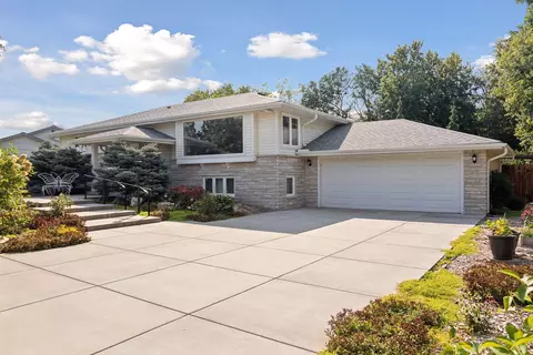 760 Upper Colonial Dr, Mendota Heights, MN 55118