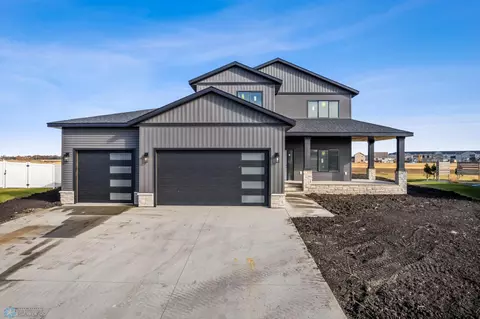 2978 Prairie Farms Cir S, Fargo, ND 58104