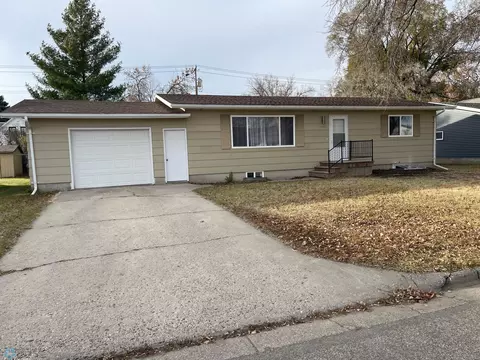 1006 Oak St, Lisbon, ND 58054