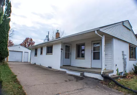 712 Parkway Dr, Saint Paul, MN 55106