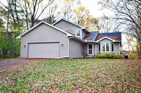 200 Heidi Ln, Mahtomedi, MN 55115