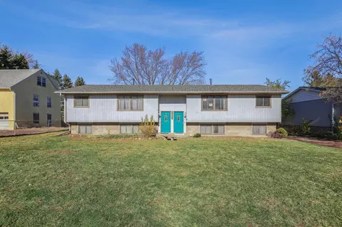 61626166 Upper 51st St N, Oakdale, MN 55128
