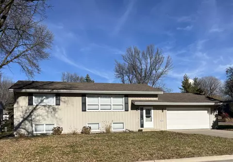 616 18th St, Windom, MN 56101
